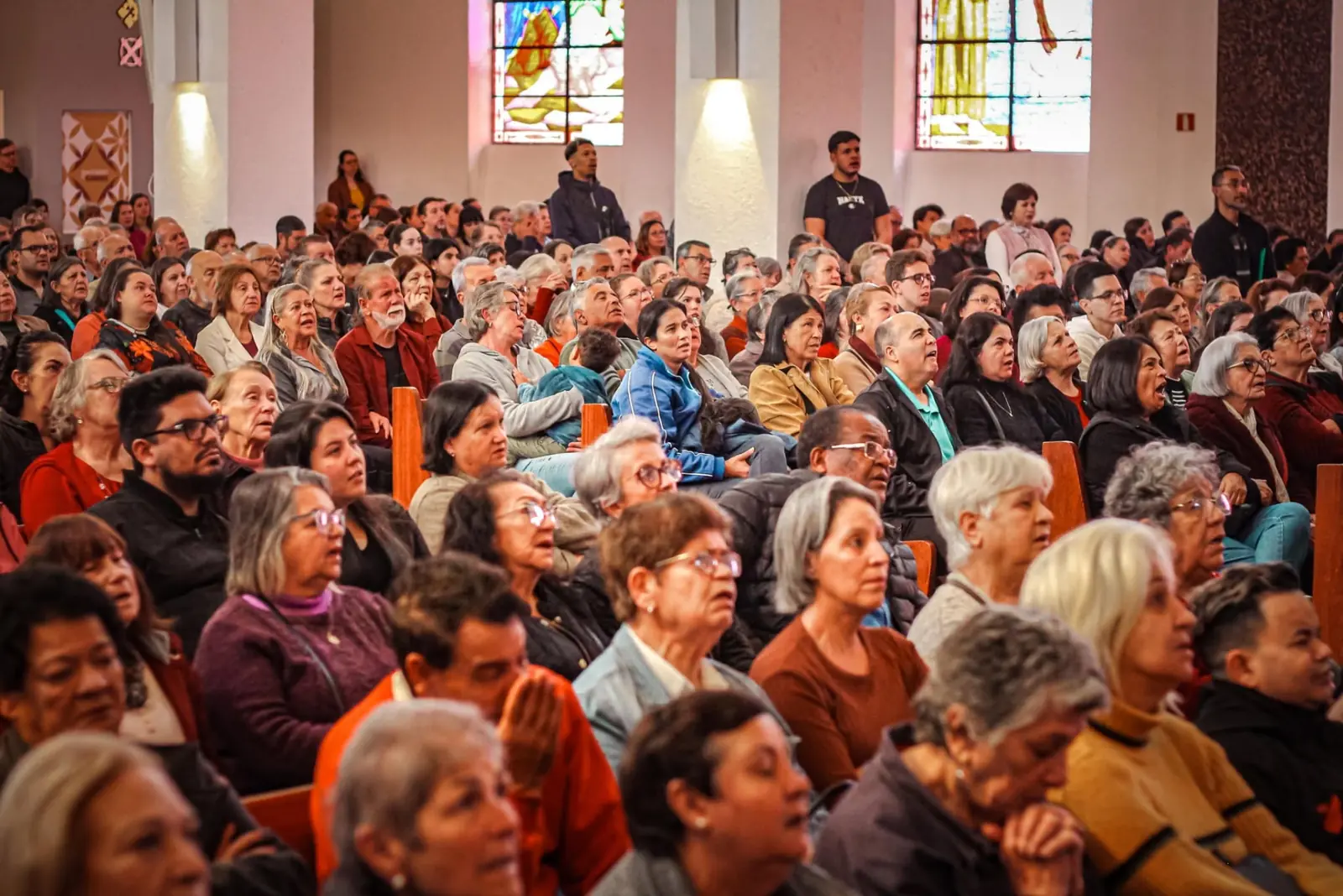 Fiéis reunidos em oração no Santuário Nossa Senhora do Carmo
