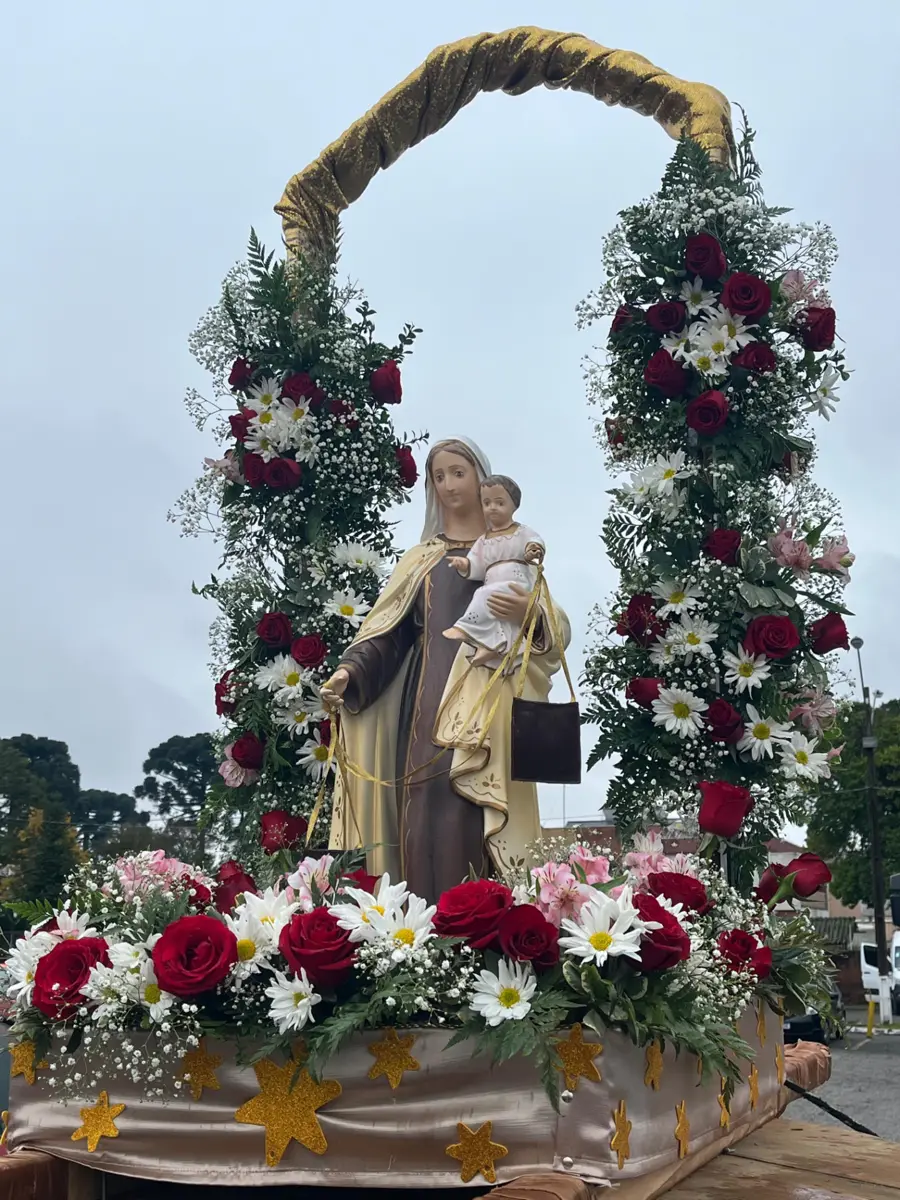 Nossa Senhora do Carmo sob arco de flores