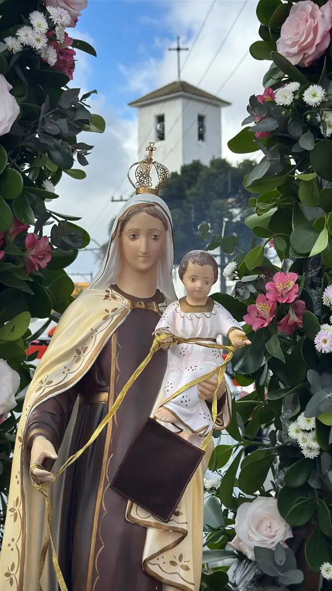 Nossa Senhora do Carmo entre rosas