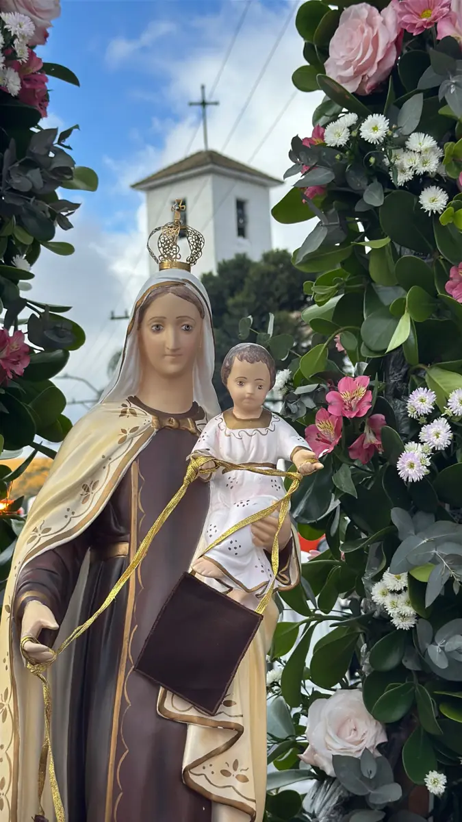 Nossa Senhora do Carmo diante das torres do Santuário