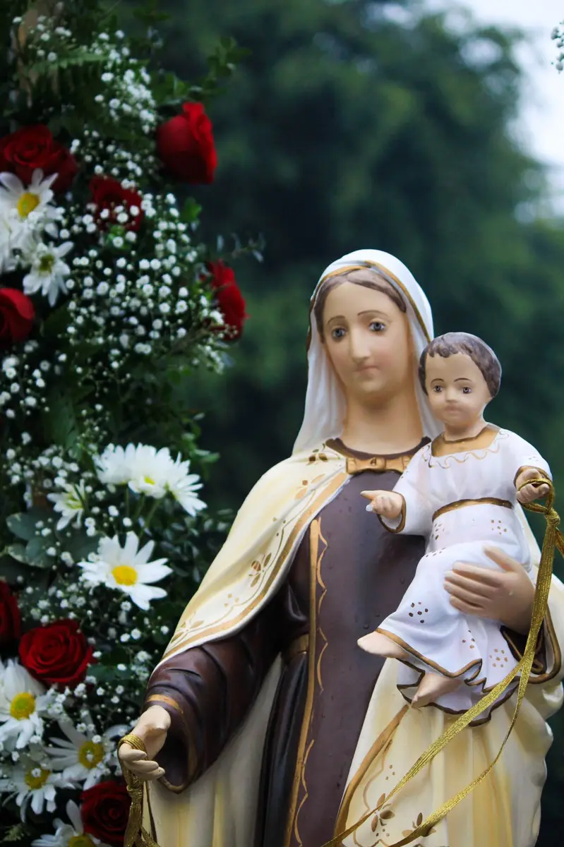 Nossa Senhora do Carmo cercada de flores